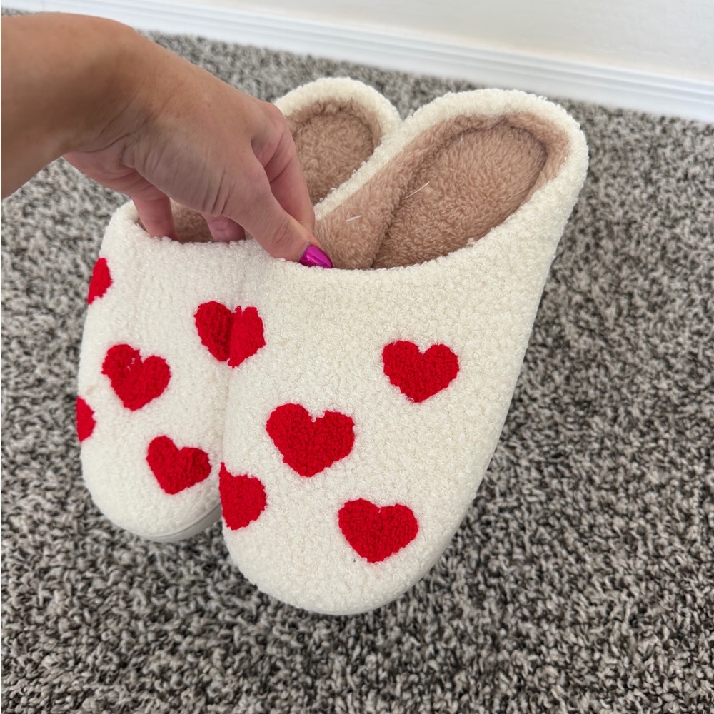 NWOT red heart slippers